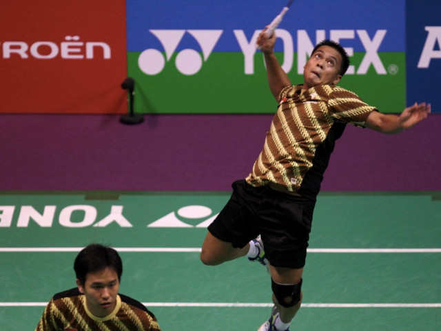 Cựu vô địch thế giới, Olympic chết ngay trên sân