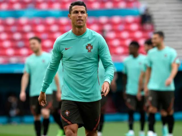 Ronaldo ra tay trong buổi họp báo EURO 2020 khiến UEFA ”nóng mắt”