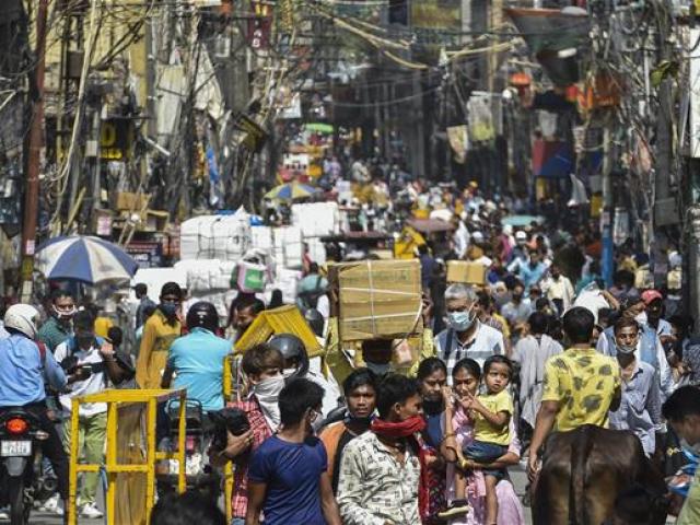 Ấn Độ: Hàng nghìn người kéo đi mua sắm ở thủ đô, bác sĩ lo ngay ngáy