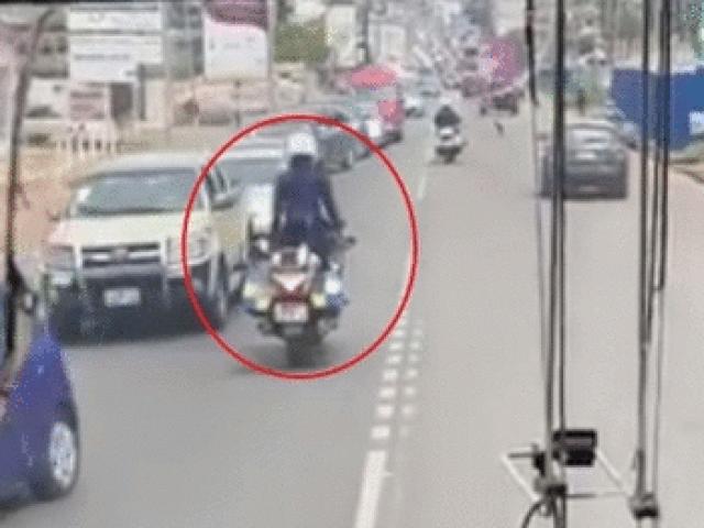 Video: Cảnh sát buông 2 tay chạy mô tô dẫn đường cho xe ưu tiên