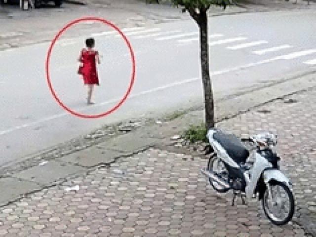 SỐC: Cô gái mặc váy đỏ đi bộ giữa lòng đường, lái xe máy gặp họa