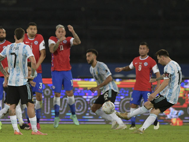Video Argentina - Chile: Messi đá phạt đẳng cấp, cay đắng VAR (Copa America)