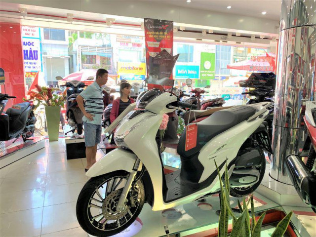 Người Việt vẫn ồ ạt mua xe máy, ô tô