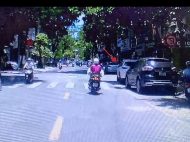 SỐC: Đi xe máy sang đường giao nhau, phanh gấp khiến người ngồi sau ngã sấp mặt