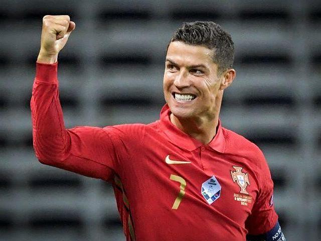 Sau cú gạt tay “bay màu” 4 tỷ USD của Coca Cola, Ronaldo đạt kỉ lục mới trên Instgram, thu bộn tiền