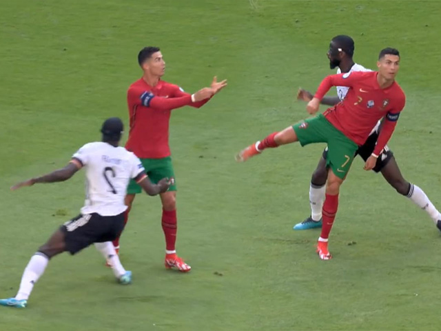 Ronaldo phô diễn kỹ thuật điêu luyện, bị huyền thoại Đức chê ”ngớ ngẩn”