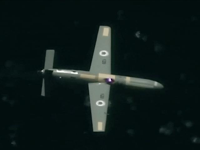 Quốc gia đầu tiên bắn rơi máy bay không người lái bằng vũ khí laser đang bay trên trời