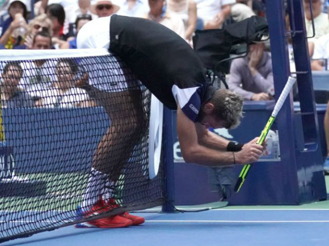 Bi hài US Open: Bất lực trước ma thuật Federer, Paire tự phi vợt vào mặt