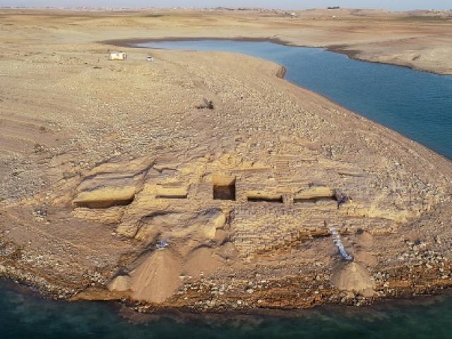 Cung điện bí ẩn từ thời đế chế cổ đại đột nhiên xuất hiện giữa hồ nước