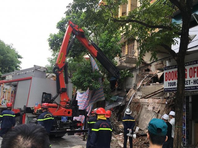 Nhà 2 tầng đổ sập ”báo hại” cả dãy phố cổ Hà Nội