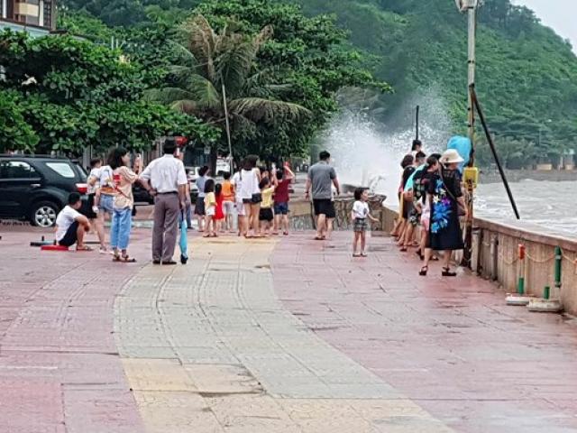 Hình ảnh du khách đổ xô ngắm sóng biển dâng cao ở Đồ Sơn