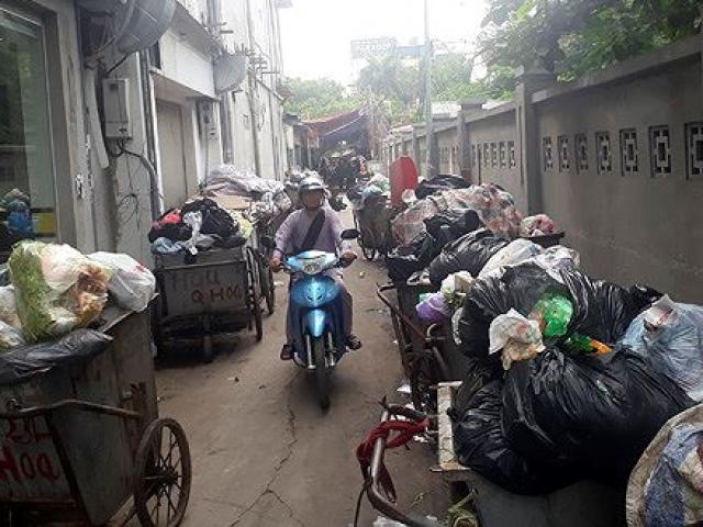 Ám ảnh rác thải chất như 'núi', bịt kín đường phố Hà Nội