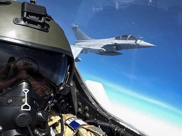 Phi công Pháp phấn khích, chụp selfie trên chiến đấu cơ Su-30 Nga sản xuất