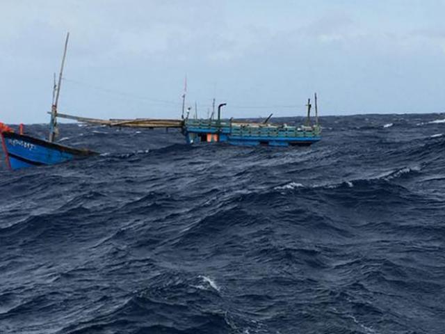 Ngư dân Quảng Ngãi cứu 32 người Trung Quốc trôi dạt trên biển