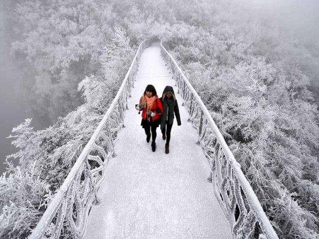 Sợ đứng tim trên cây cầu rùng rợn nhất Trung Quốc