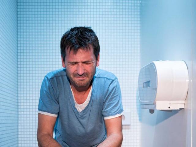 9 thói quen tồi tệ trong nhà vệ sinh gây hại khủng khiếp cho sức khỏe