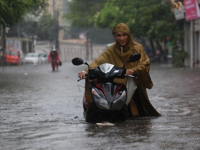 Người Hà Nội bì bõm trong cơn mưa lớn, nhiều tuyến phố ngập nặng