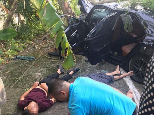 Xế sang biến dạng sau cú tông vào gốc cây, 3 người nằm sõng soài