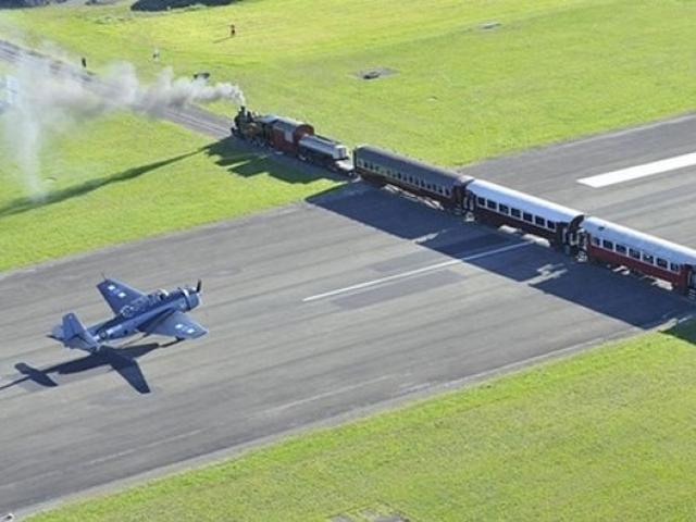 Độc đáo tuyến đường sắt cắt ngang sân bay ở New Zealand