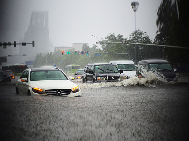 5 kỹ năng cơ bản để lái xe an toàn mùa mưa bão tại Việt Nam