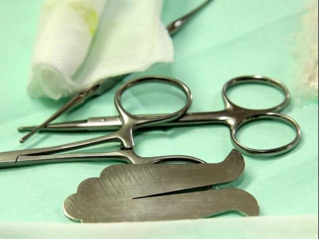 Đến viện phẫu thuật bàng quang, cụ ông 70 bị ”đè ra” cắt bao quy đầu