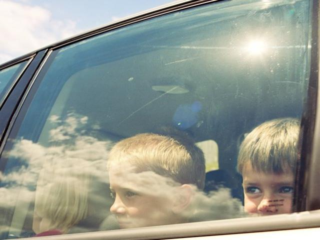 Những kỹ năng thoát hiểm cho trẻ nếu không may bị bỏ quên trên ô tô
