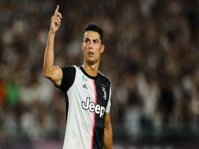 Ronaldo vỗ ngực: Định giá bản thân 300 triệu euro, chê ”bom tấn” thời bão giá