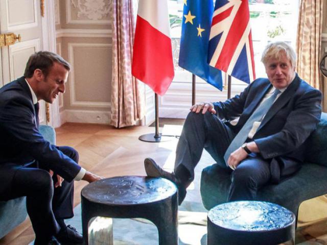 Hình ảnh gác chân gây sốc của Thủ tướng Anh khi gặp Tổng thống Pháp