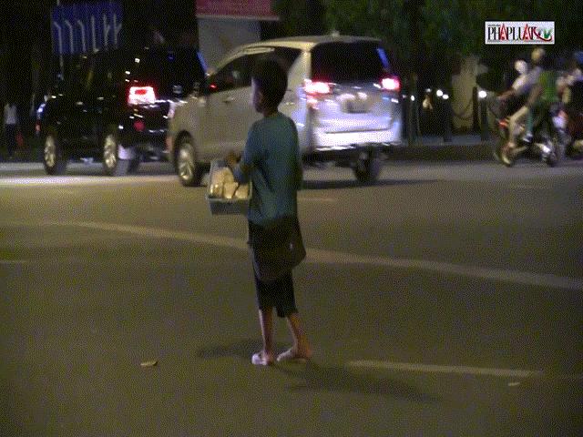 Video: Cảnh trẻ đeo bám du khách, vịn cửa ô tô ăn xin ở TP.HCM