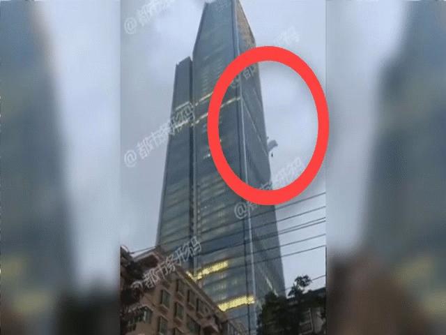TQ: Lẻn lên tầng 66 tòa nhà nhảy dù xuống đất, lãnh hậu quả thảm khốc