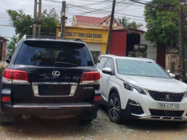 Vụ dân vây côn đồ đập phá cổng làng: Triệu tập 11 người và mời chủ xe sang Lexus 570