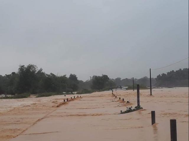 Mưa lớn kéo dài hai ngày, nhiều nơi ở Hà Tĩnh ngập sâu