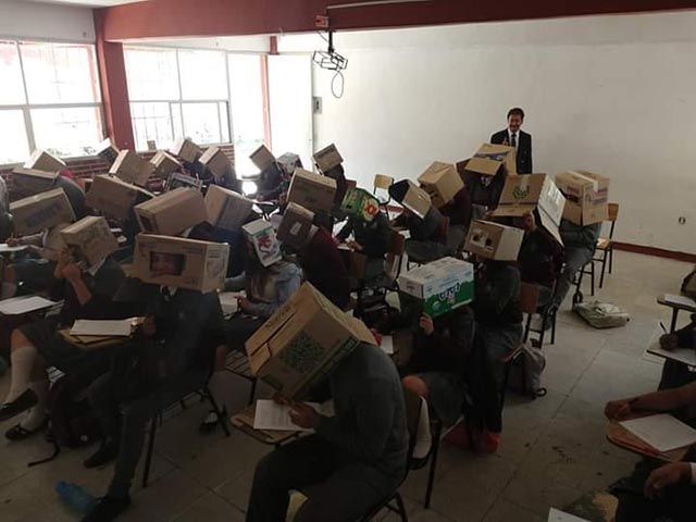 Mexico: Tranh cãi giáo viên bắt học sinh đội hộp các-tông lên đầu để tránh quay cóp