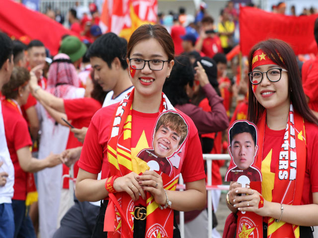 ĐT Việt Nam đấu Thái Lan: Fan nữ xinh đẹp vào sân cổ vũ thầy trò Park Hang Seo