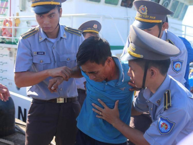 Lật tàu câu mực tại Trường Sa: Cứu được 41 ngư dân, 3 người vẫn mất tích