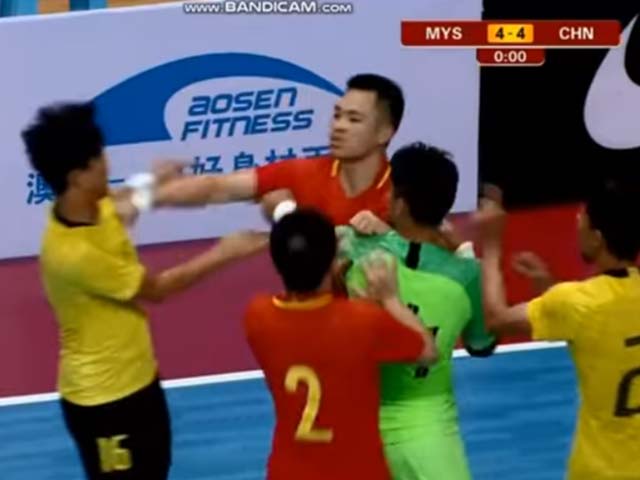 Ê mặt bóng đá Malaysia: Ẩu đả trên sân, đánh nhau với cầu thủ Trung Quốc