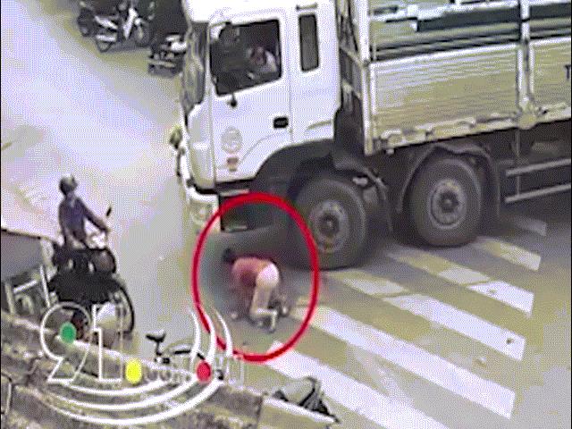 Video: ”Lạnh gáy” trước cảnh người phụ nữ lao đầu vào gầm xe tải