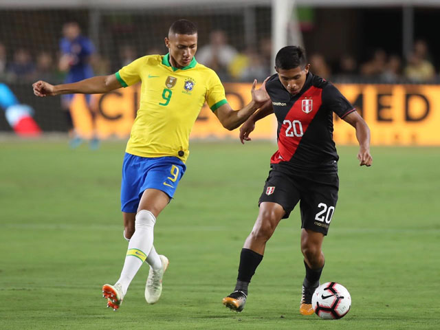 Video highlight trận Brazil - Peru: Lãng phí cơ hội, đòn đau phút 84