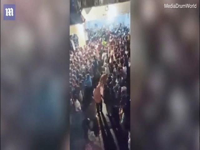 Video: Mái nhà sập, người ”rụng như sung” trong lễ hội ở Ấn Độ