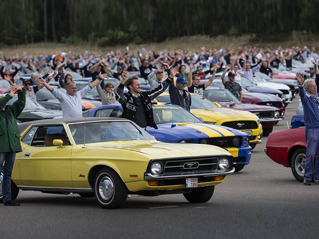 Ford Mustang lập kỷ lục thế giới với 1.362 chiếc xe được tập hợp diễu hành