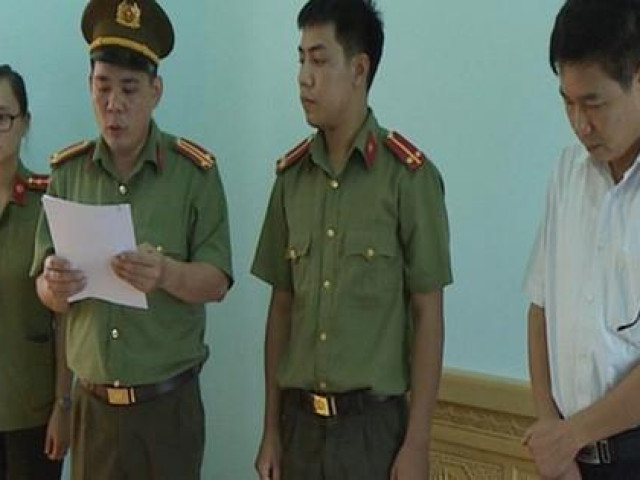 Cựu phó giám đốc Sở GD-ĐT Sơn La mặc áo trắng, quần tây đến tòa xử vụ gian lận điểm thi