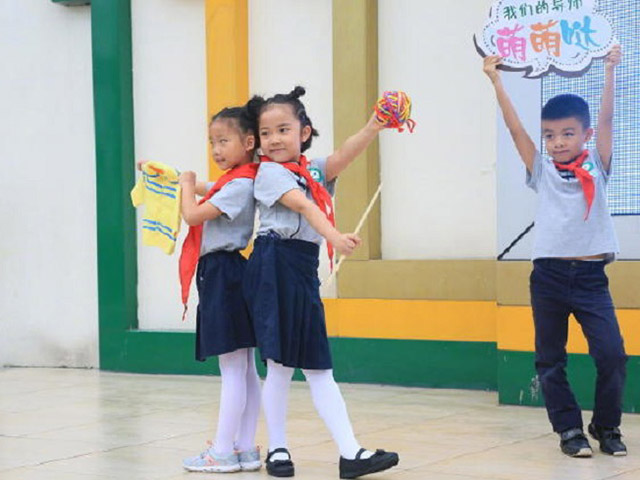 Trung Quốc: Trường học gây tranh cãi khi cho con gái học đan, con trai học chế tạo tên lửa