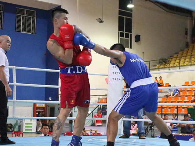 Boxing: Đối thủ thi nhau “bỏ chạy”, Đình Hoàng cả giải đánh 43 giây vô địch