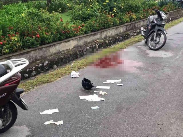Đang đi xe máy trên đường, 1 phụ nữ bất ngờ bị đâm trọng thương