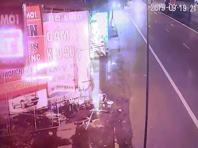 Clip: Phút kinh hoàng cán bộ UBKT tỉnh Hà Tĩnh say xỉn lái xe tông 2 thanh niên