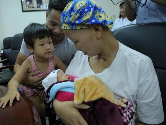 Sau 2 tháng xuất viện, cuộc sống của bé Bình An và mẹ ung thư vú giai đoạn cuối ra sao?