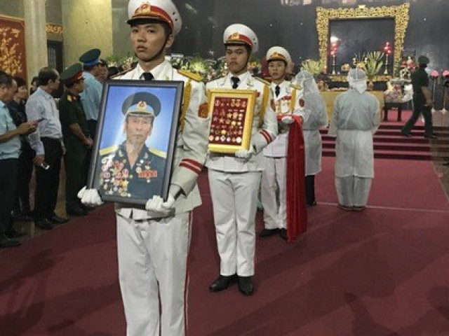 Hàng trăm người tiễn đưa Anh hùng phi công Nguyễn Văn Bảy về đất mẹ