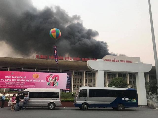 Cháy dữ dội tại Cung văn hóa hữu nghị Việt Xô, khói đen bốc lên cuồn cuộn