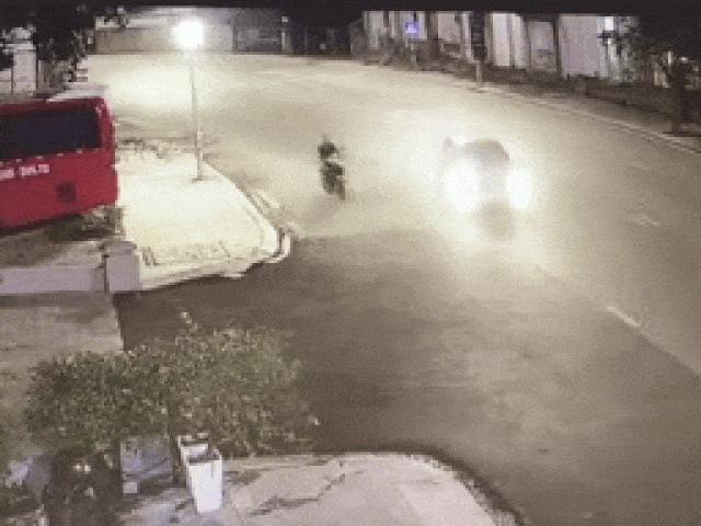 Video: Sốc cảnh lái xe máy va chạm với ôtô, thoát chết trong gang tấc