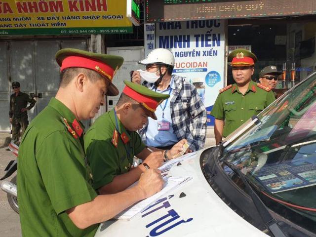 Công an ”mỏi tay” lập biên bản phạt dòng người đi ngược chiều ở Nguyễn Xiển